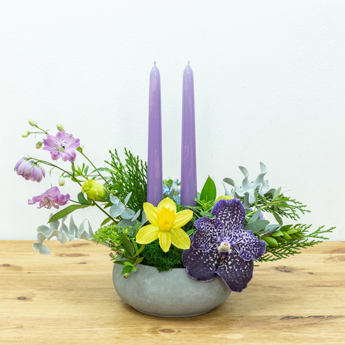 סידור פרחים בשילוב נרות למרכז שולחן